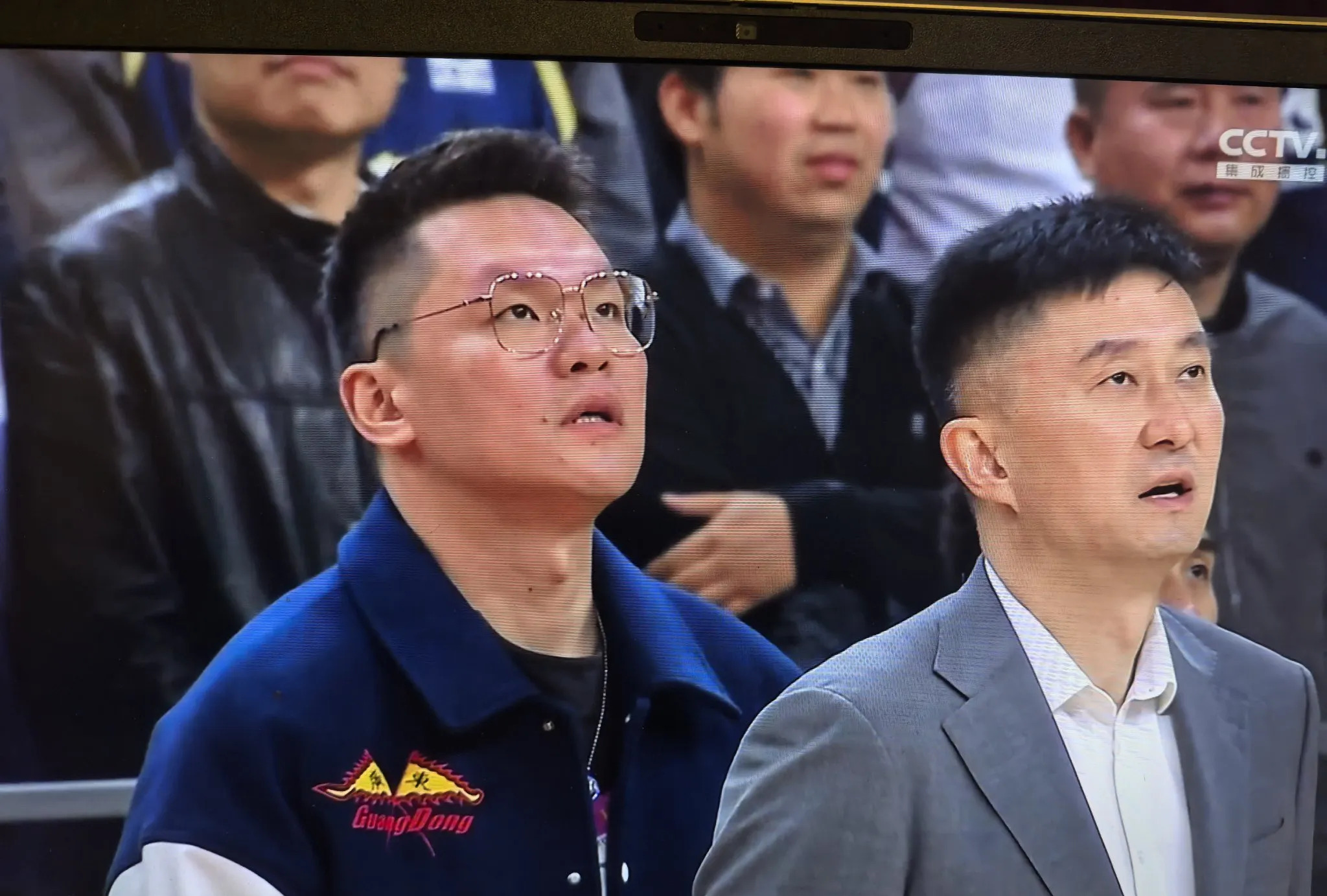 包含德甲转会期再迎强敌；广东宏远篮板制胜；主帅态度——质疑声仍在；年轻球员得到机会的词条