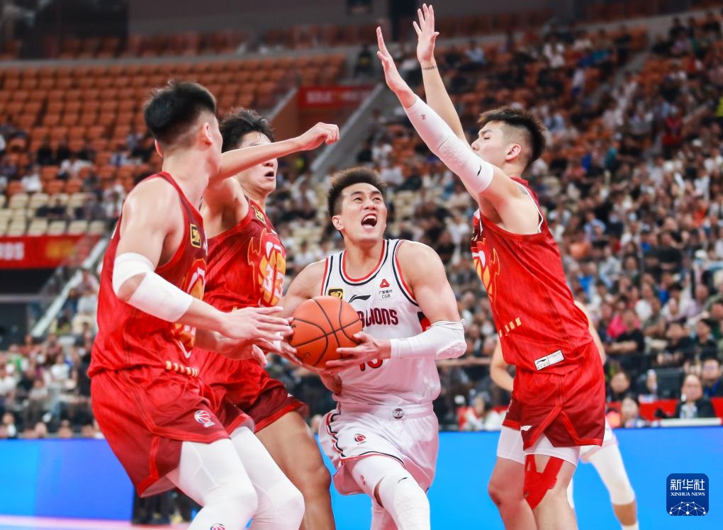 转会期深圳男篮调整名单以备CBA常规赛；豪取连胜环节打磨；质疑声仍在；赛程密集仍需轮换的简单介绍