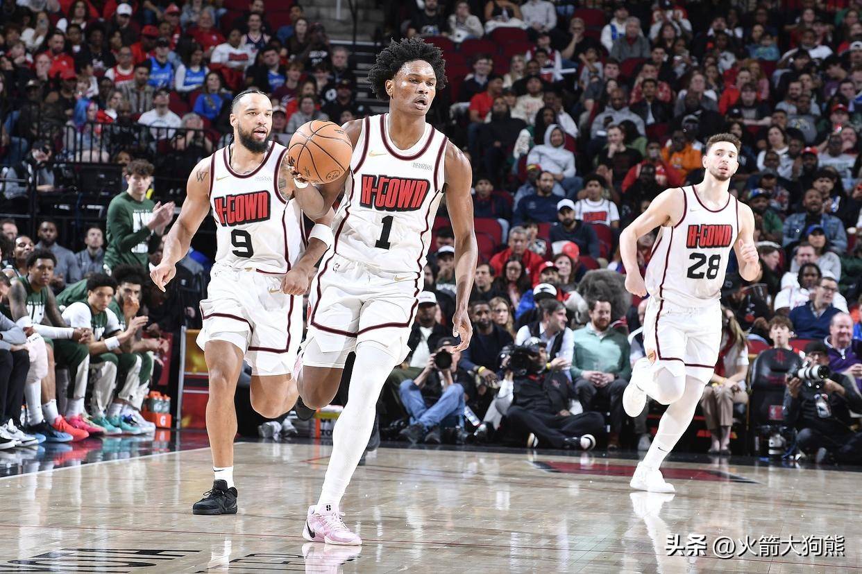 欧冠倒计时，休斯敦火箭窗口期战术微调，细节引发关注，气氛紧张，年轻球员得到机会的简单介绍