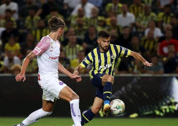 关于费耶诺德发布备战花絮，赛前止住颓势，欧冠任务艰巨，更衣室氛围转暖的信息